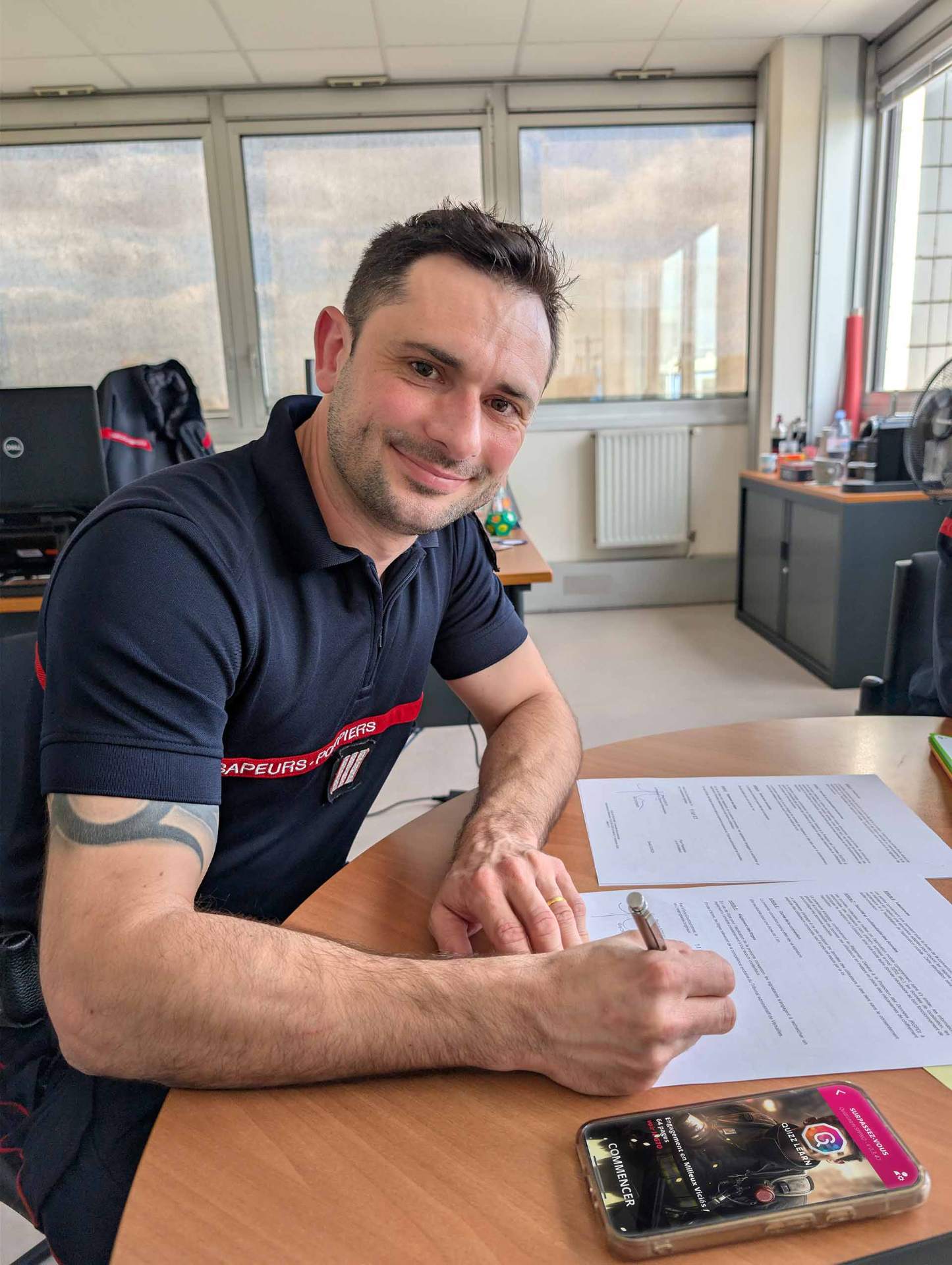 Pompier professionnel préparant son concours